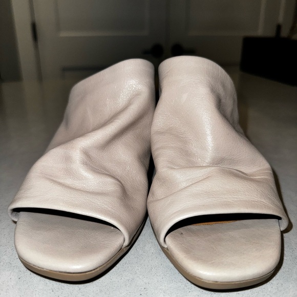 Bueno, soft leather, slip on sandal - Picture 2 of 5